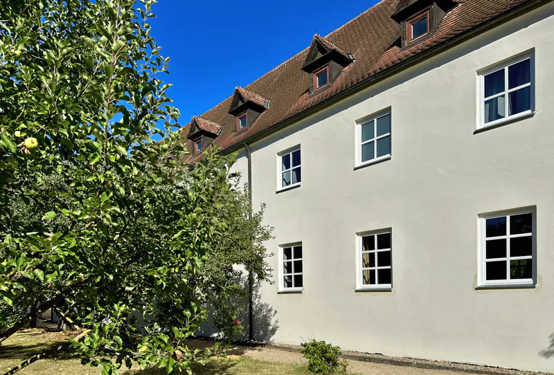 Blick auf das Gästehaus und die neuen Fenster